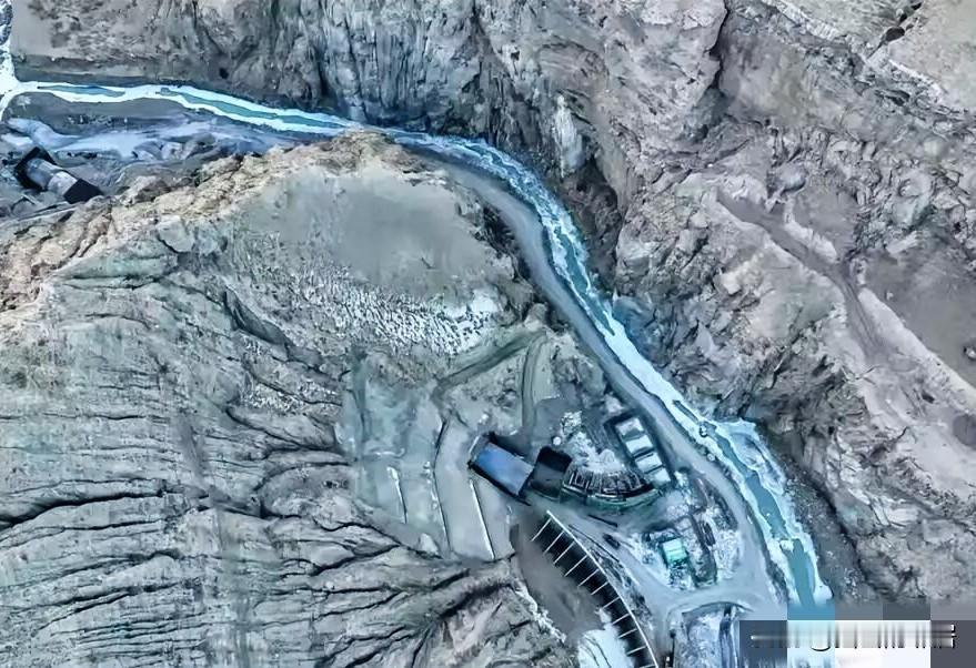 凿穿了，终于凿穿了。凿穿了，我们终于成功的凿穿了昆仑山支脉，打通2.84公里的输