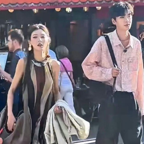 张予曦和毕雯珺在巴黎街头不期而遇，帅哥美女的组合，CP感十足，看得我嘴角疯狂上扬