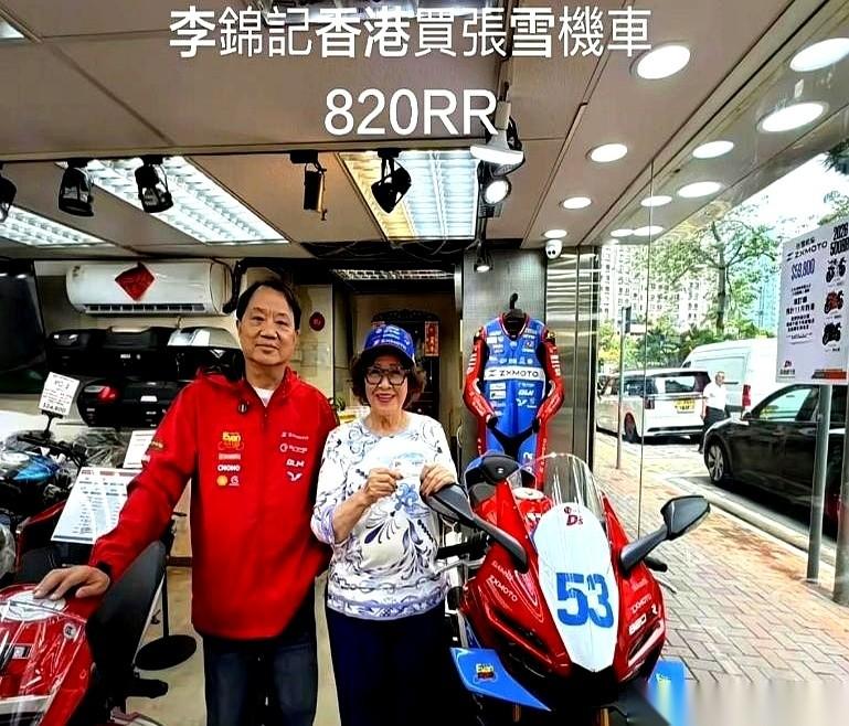 一家满是金属、机油和荷尔蒙味道的机车店，门被推开了。一个九十七岁的老太太，自己