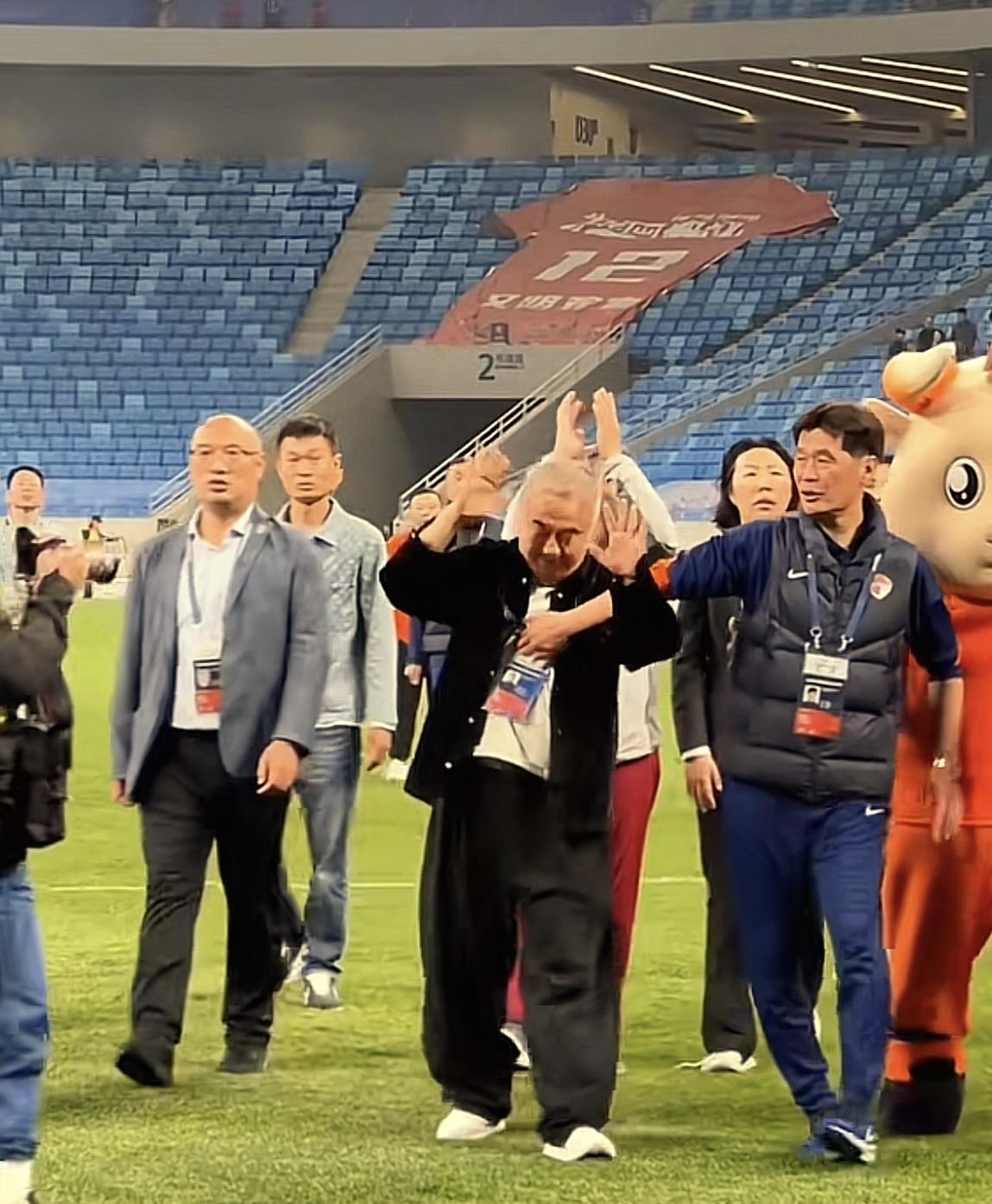 让人感动的瞬间，青岛主帅李霄碰是条汉子！由于本赛季青岛队成绩不好，赛后球队管理
