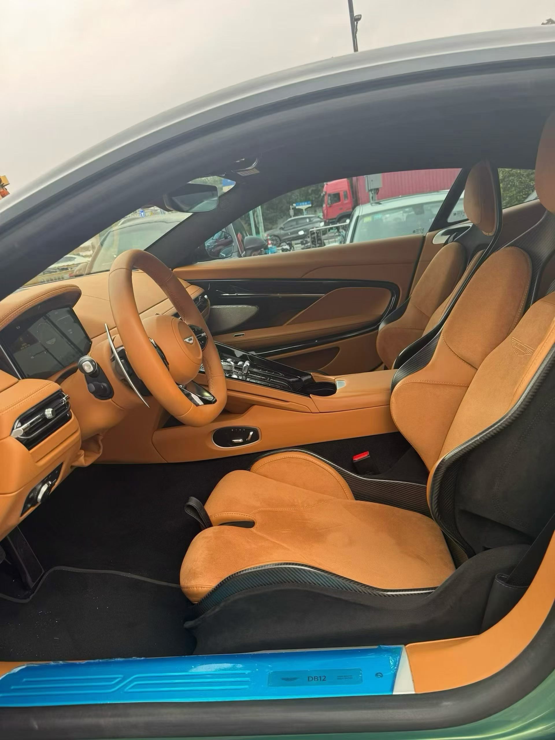 阿斯顿马丁DB12、唯一一台带赛道座椅，虹彩祖母绿车漆Accelerate翻毛
