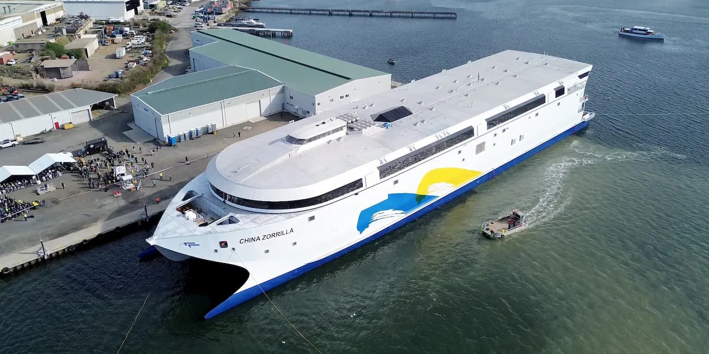 【全球最大纯电动船在澳洲下水：光电池就重250吨】5月3日消息，海外媒体报道，当
