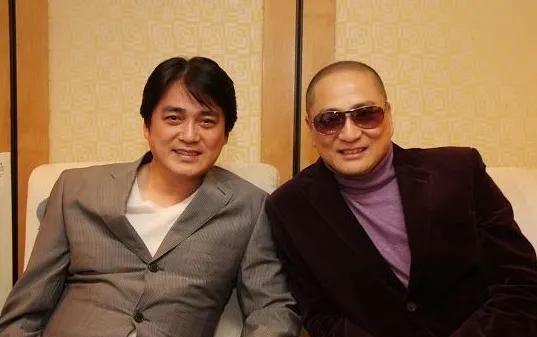 这两位男演员原来是亲兄弟！哥哥是汤镇宗，他身高180，身材高大挺拔，浓眉大眼，