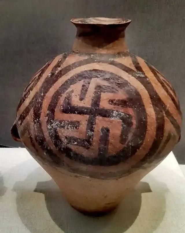 人可以无知，但不能这么无知马家窑彩陶上有万字纹，就是佛教的万字符号，有人居然开