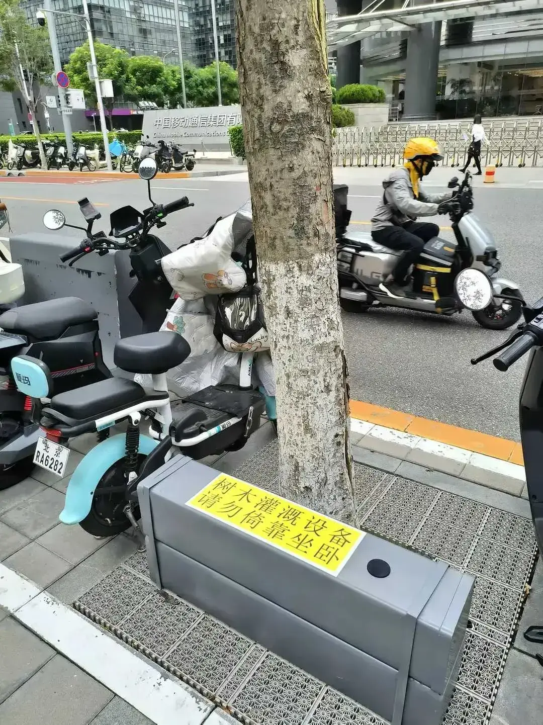 浇个树，都整这么高级！！