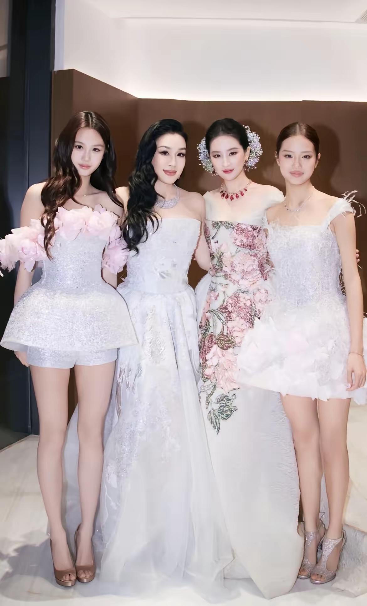 钟丽缇带两个女儿与刘亦菲同框亮相VOGUE时尚盛典，四人同框，满屏都是大长腿！