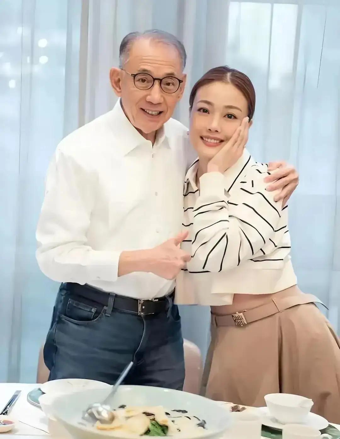 英皇25周年演唱会上44岁的容祖儿连唱带跳19分钟唱到高音处她突然哽咽，说老