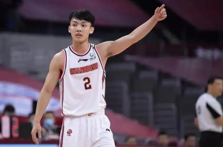 面对新帅，徐杰的感悟道出了男篮病根！徐杰是国内公认的球商较高的控球后卫，灵魂、机变、预判力超群。为什