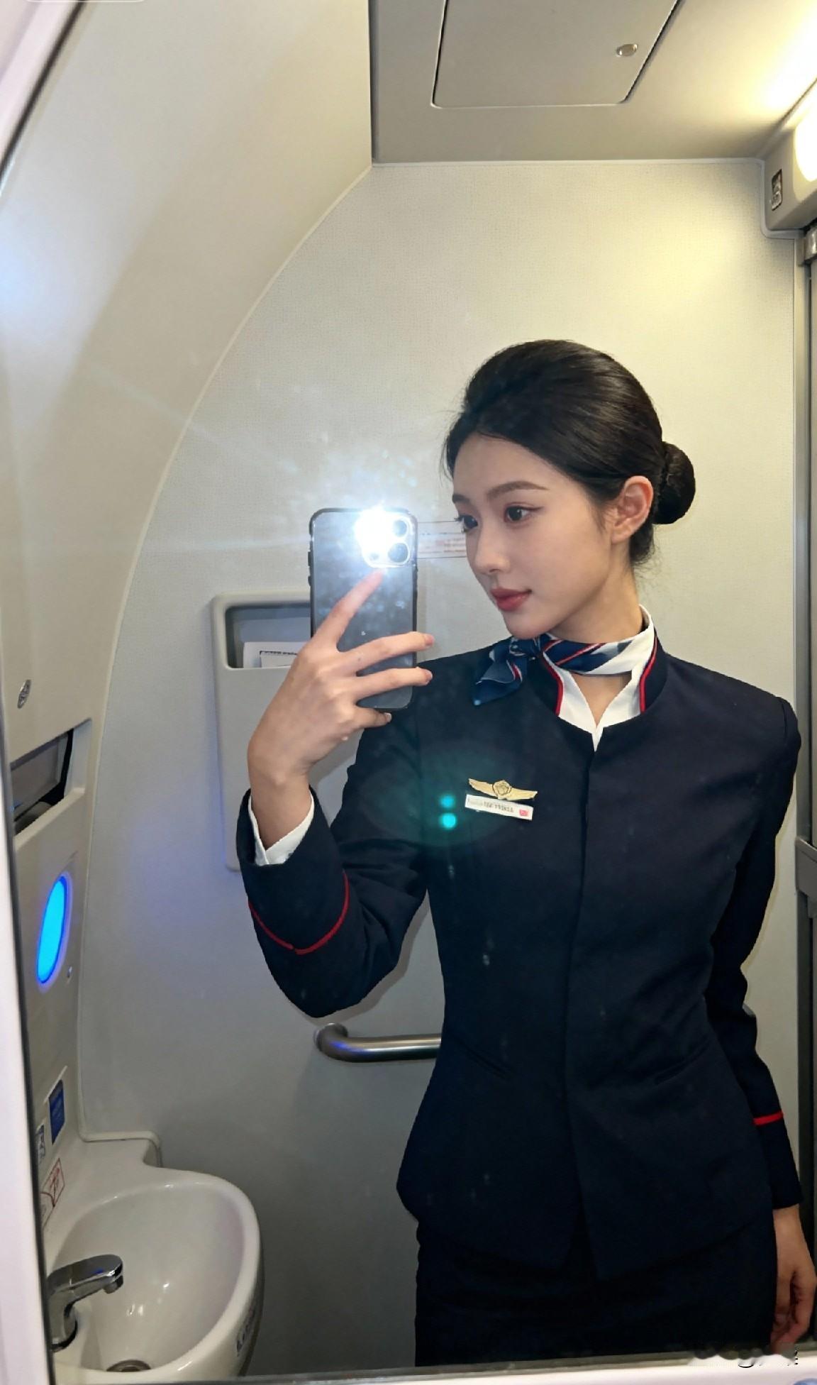 看看气质女神的穿着搭配吧你们觉得空姐的打扮好看吗？空姐，你喜欢穿粉红色还是黑色的