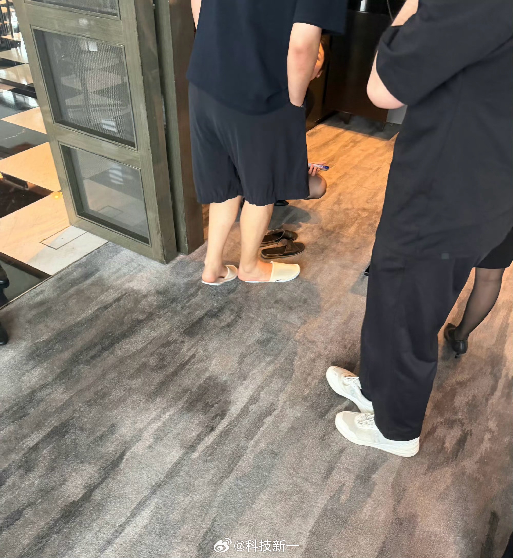 哈哈哈，早上吃早餐，有个哥们穿着一次性拖鞋，工作人员找了双正式点的拖鞋让他换上。