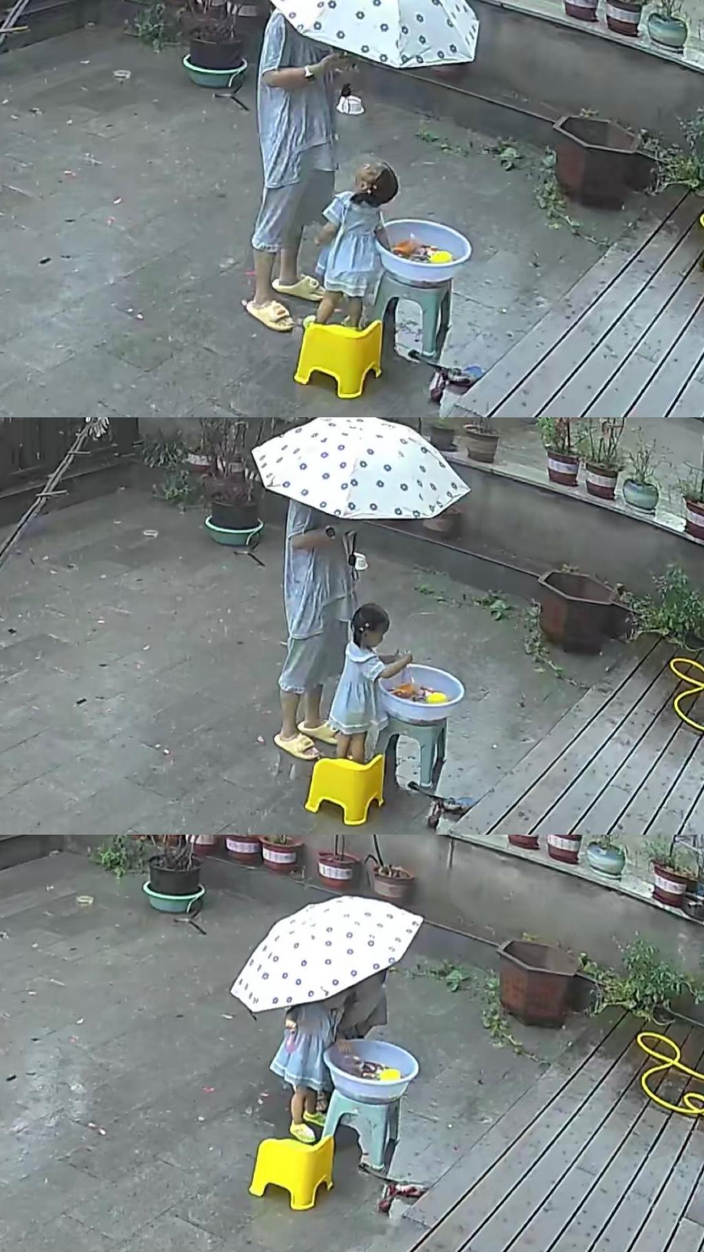看那个小猪佩奇，到雨天就要踩水坑在雨里玩[微笑]​​​