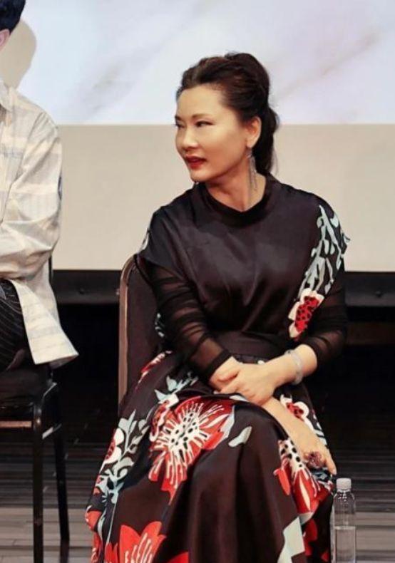 61岁，高马尾，印花裙，红毯上一转身，全网炸了。不是靠滤镜，是真敢穿，真敢扎，