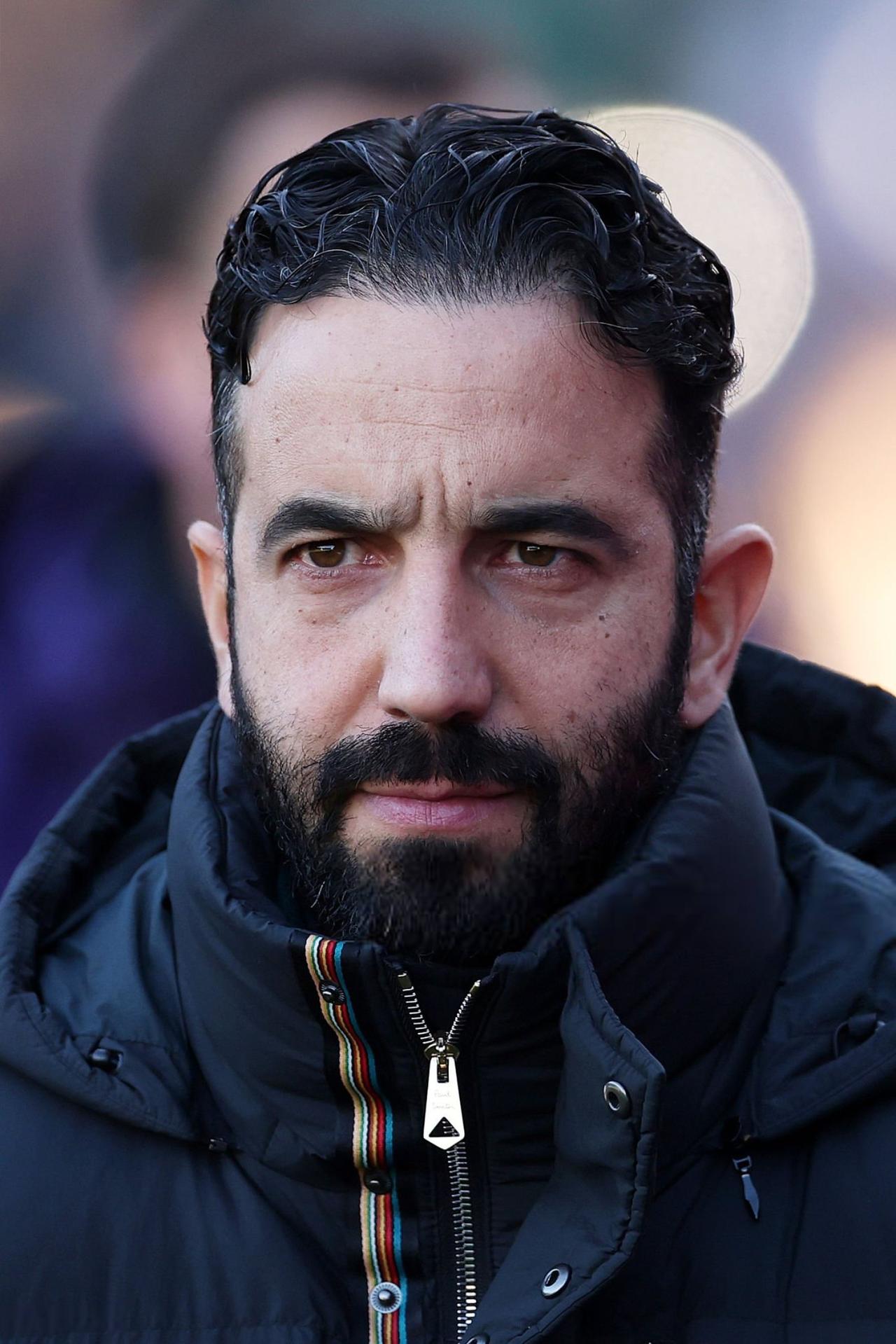 梅努在本赛季尚未在英超为曼联首发，阿莫林谈梅努的现状👇：“我认为他和其他球