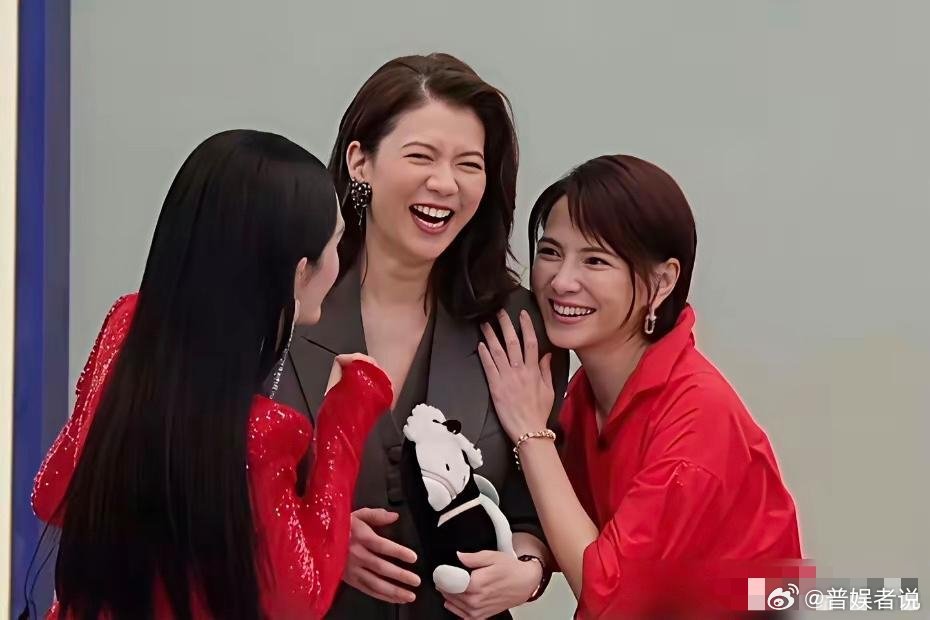 别再吹什么20年神仙友谊了。我告诉你，袁咏仪空降《浪姐》，根本不是给李心洁面子，