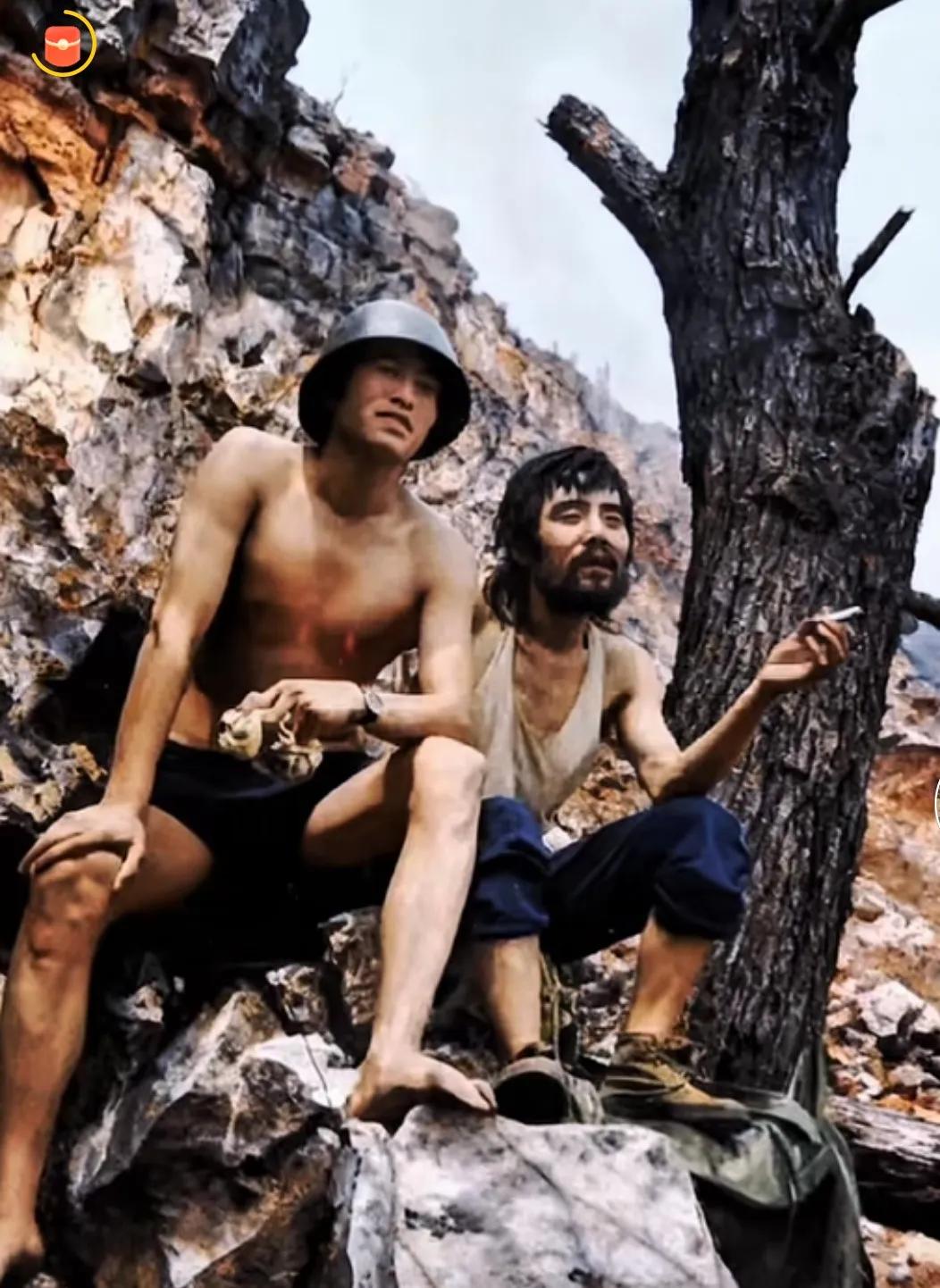 这张照片拍于1985年，在老山前线一个叫405高地的战斗间隙。它定格了405高地