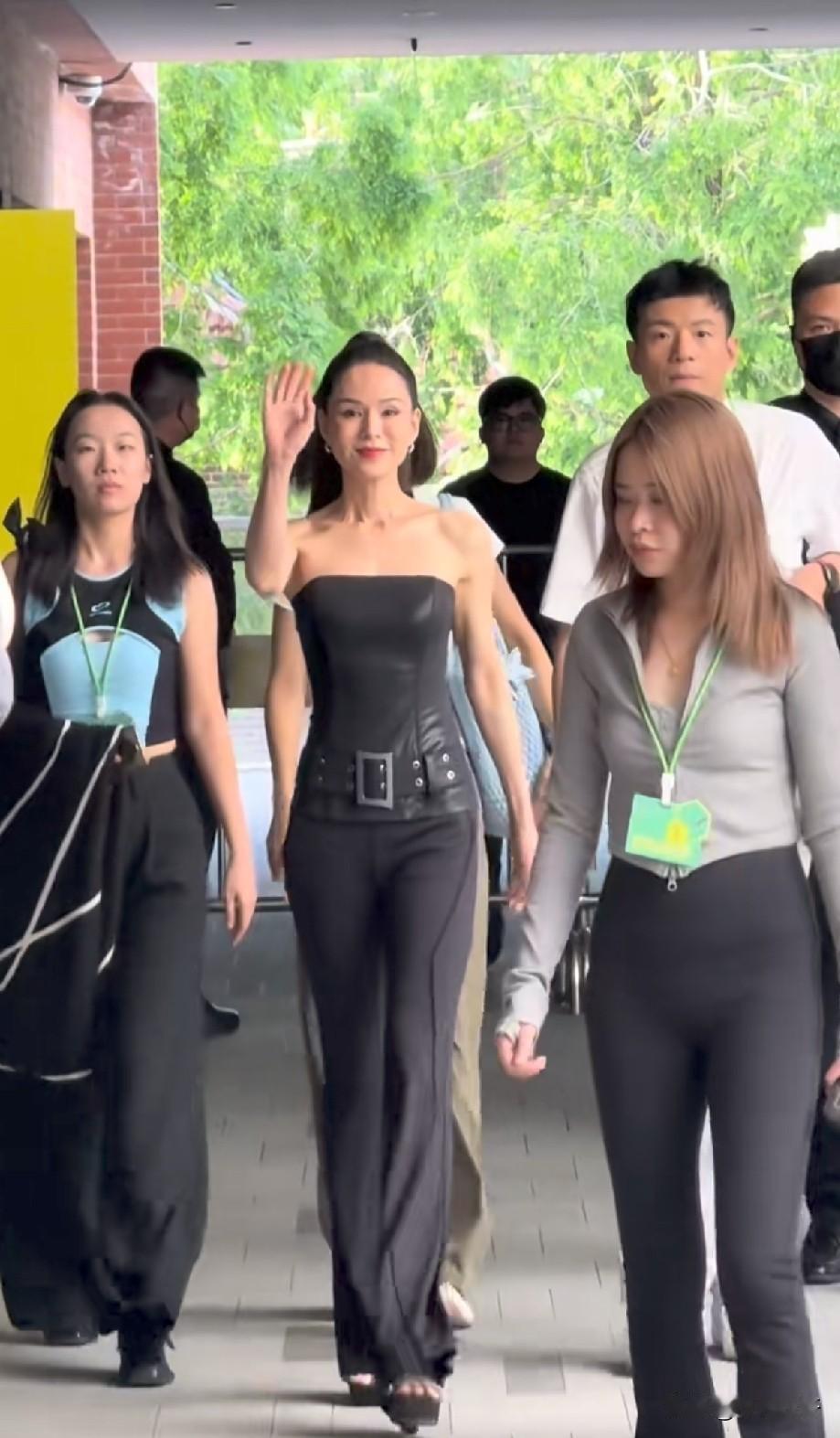李若彤生图路透封神！58岁穿抹胸套装，这状态真的合理吗？李若彤最新活动路透