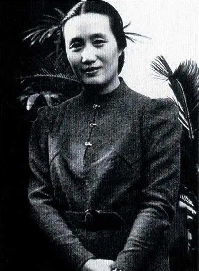 1949年，上海，宋时轮应邀参加宴会，他刚落座，一位身材修长的女子，就推门进来。