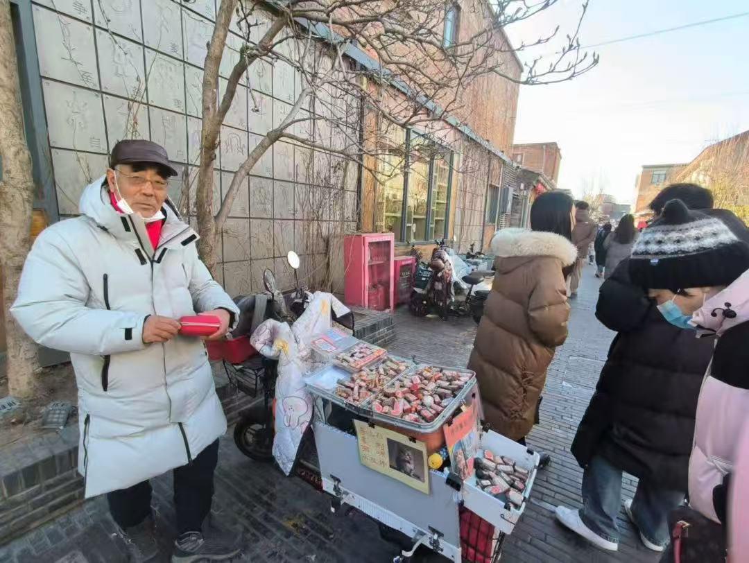 一位烟台大爷，近日在北京，因为刻章走红了，每天找他刻章的人络绎不绝，很多都是年轻
