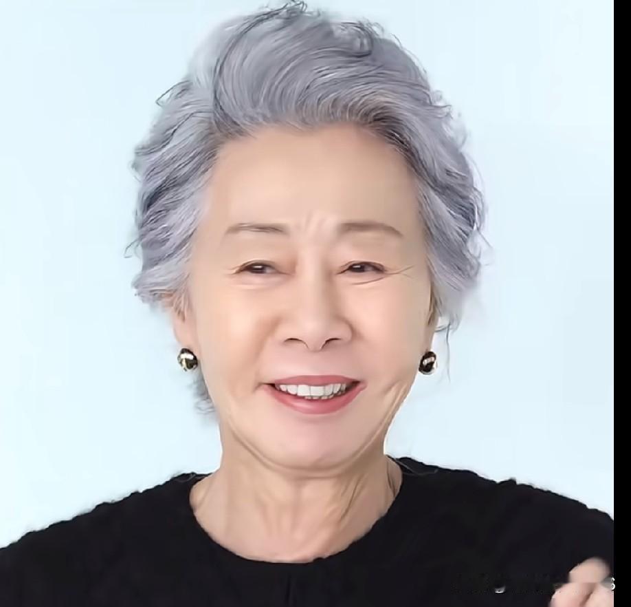 天哪，80岁的尹汝贞真的惊艳到我了！一头银白短发，身姿挺拔，脚踩高跟鞋比年轻人还