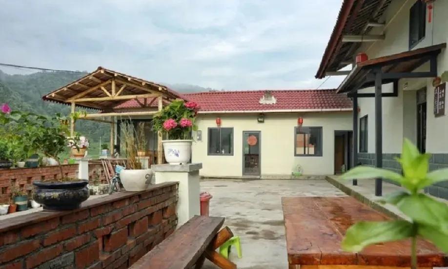 昨天晚上我没忍住跟儿子媳妇说，不想住在三楼的老房子里了，想再找个一楼去住，因为最