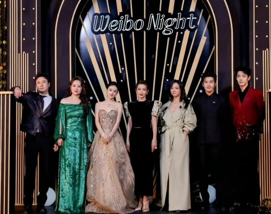 微博之夜下月举办！微博之夜每年最出圈的环节是85花同台比美环节，然后是微博之夜