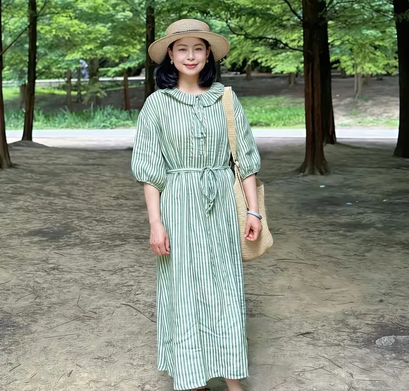 我都55岁了，今天穿了条绿裙子出门，结果被邻居嘲讽“老黄瓜刷绿漆”。这裙子是闺女