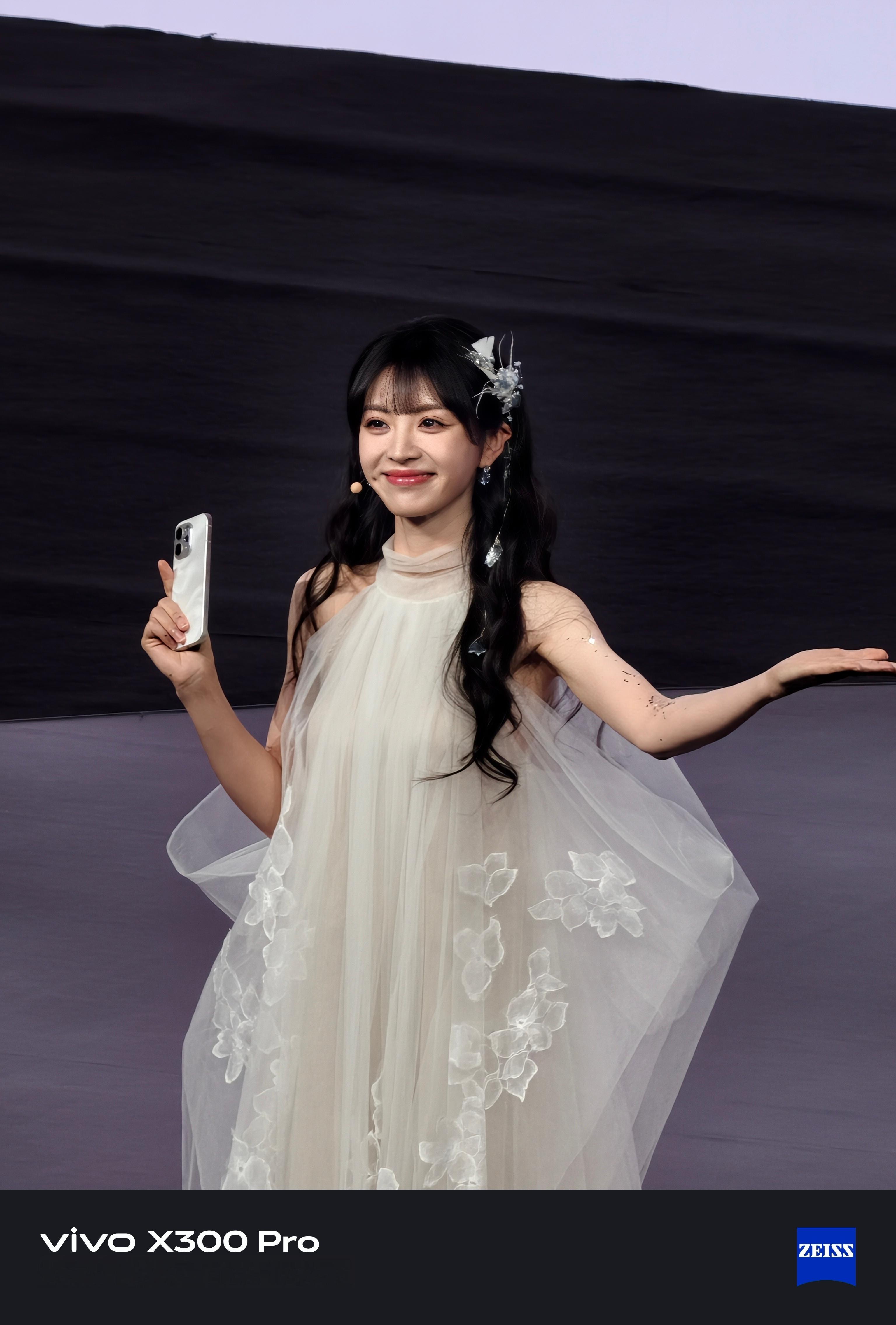 田曦薇真好看啊，分享下现场的朋友使用vivoX300Pro拍的美图田曦薇手里