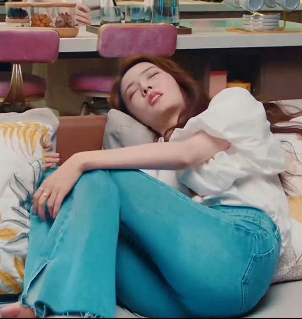 徐璐这表情是肚子疼还是……​​​