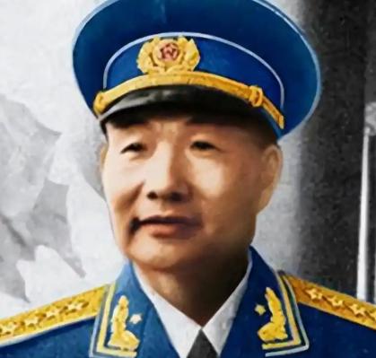 他是首任海军司令，6个儿子出了3个将军2个副主席，儿媳家喻户晓。 1949年