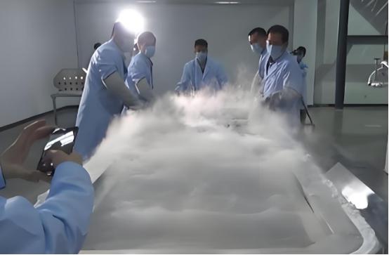 全球首例被冻了几十年的人解冻时，打开液氮罐的瞬间，在场的人都吓了一跳——那场面实