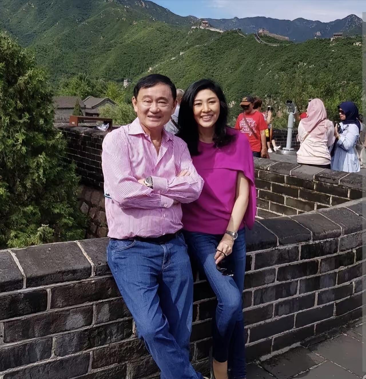 长城之上，他信与英拉并肩而立。相差18岁的他们，与其说是兄妹，不如说是父子情深。