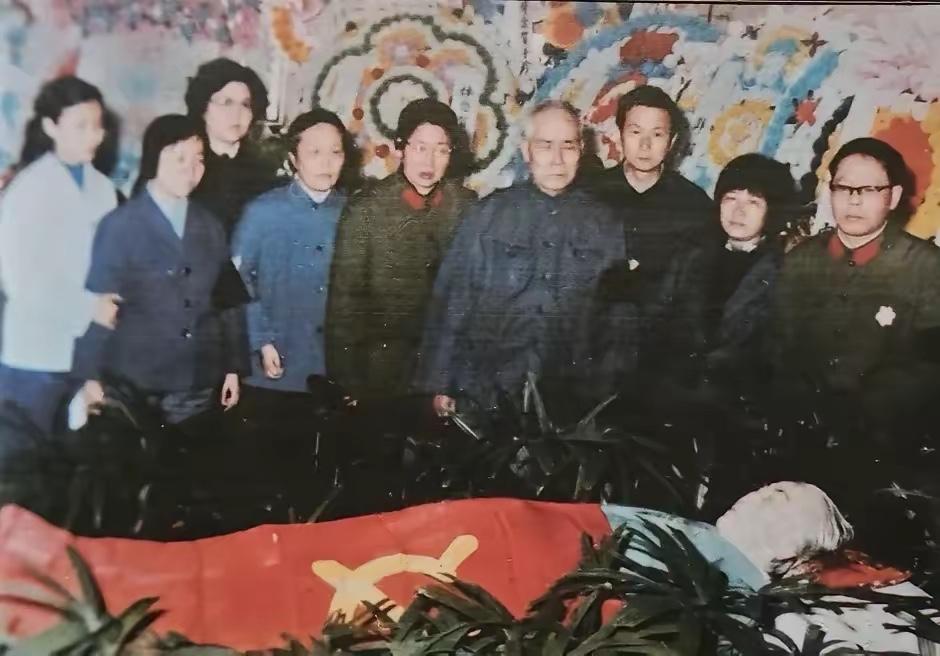 1984年4月19日，贺子珍在上海华东医院病逝，享年75岁；4月25日，遗体告别