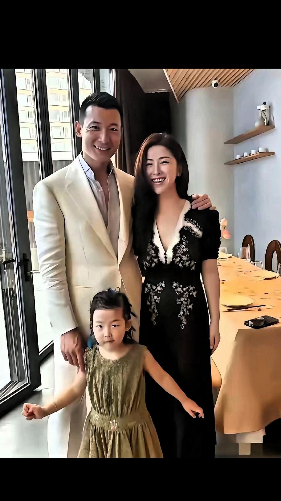 民间有说“女儿像父，不富也富”。看朱珠女儿这小模样还真是可爱，好像一丁点都没有遗