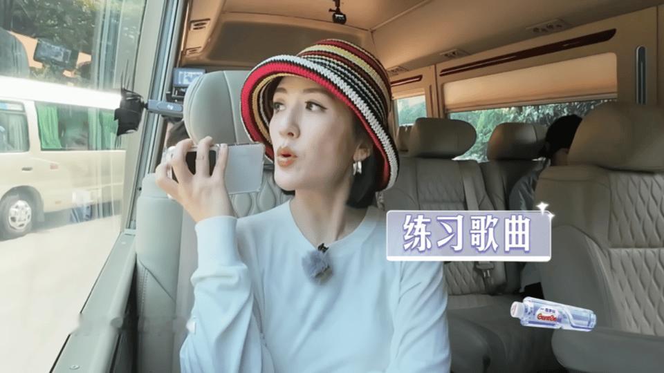 谢娜在车上练张杰的天下看《你好时光》路透笑到！谢娜坐车转场都不闲着，忙着练要在