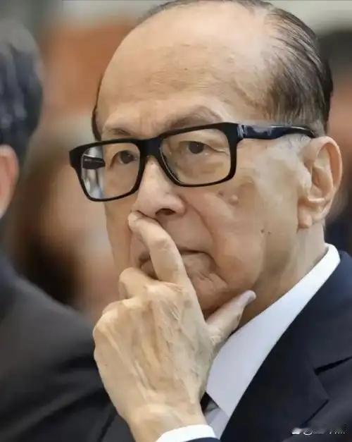 商人到底有没有国家？李嘉诚用228亿美元给了全世界一个答案。就在中美博弈进入到白