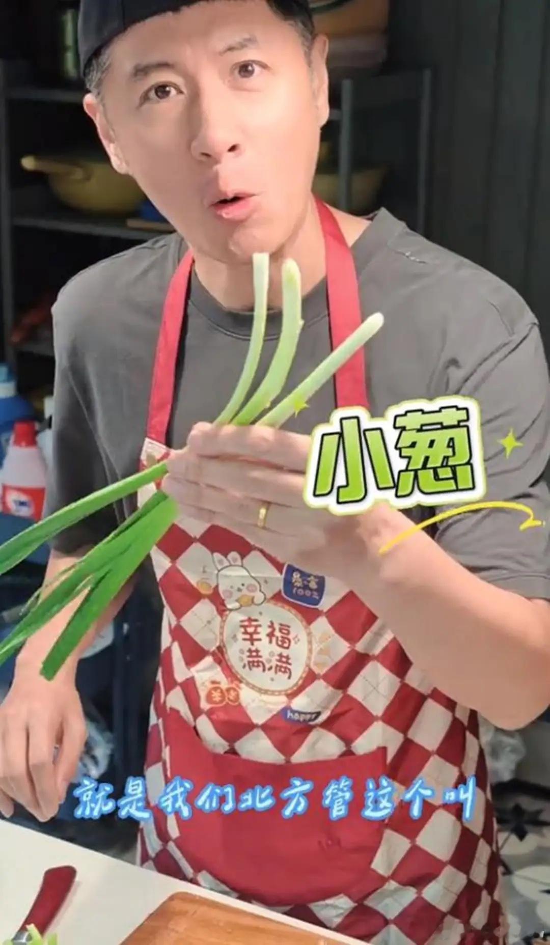 任重下厨为老婆孙骁骁做重庆江湖菜，别墅厨房不大，装修也很普通！