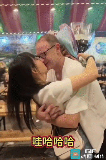 在此只想提醒一句：兄弟们，结婚可千万记得婚检青岛夜市一幕在网上引发巨大争议