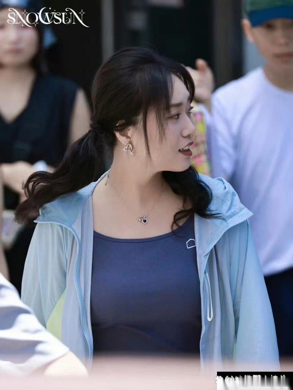李雪琴也学贾玲减肥的嘛，更美更显年轻，快要瘦脱相了