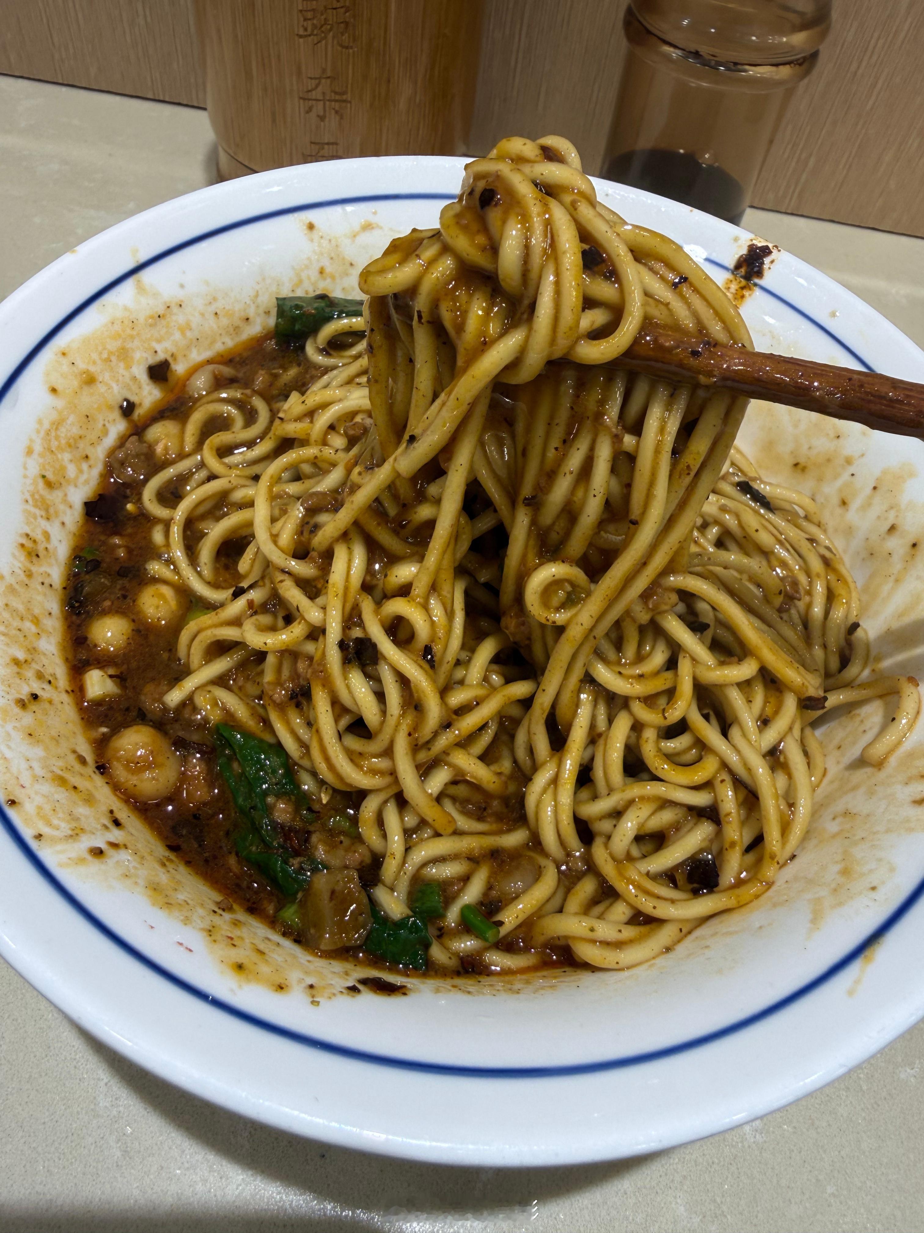 晚上吃的豌杂面，一碗14块。重庆的豌杂面是最让我欲罢不能的一种食物，当初也不知道