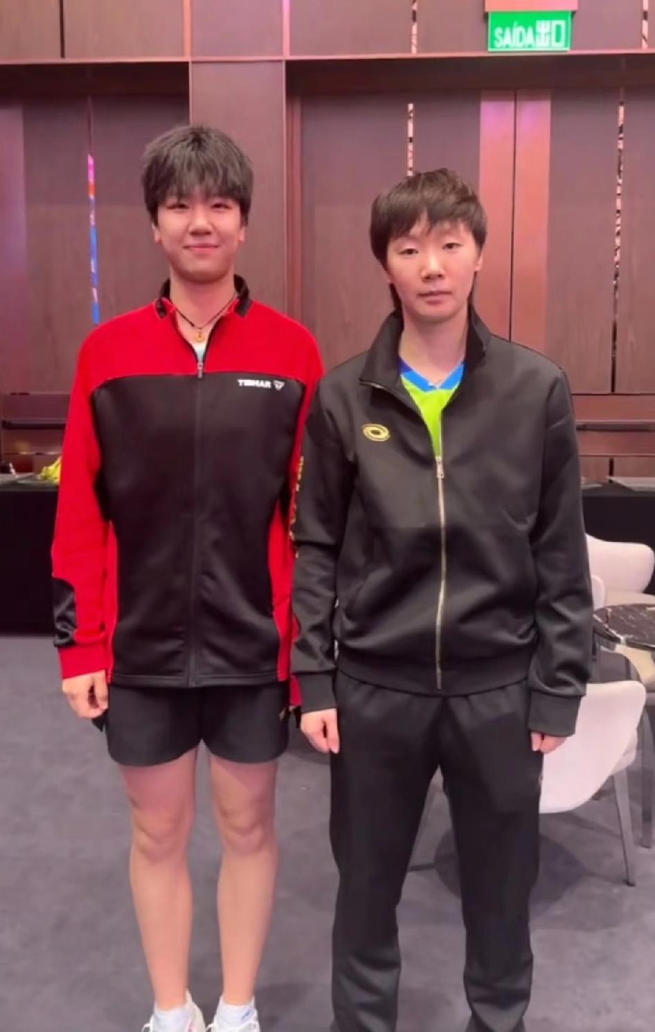 澳门全运会乒乓球比赛，乒乓小将追着王曼昱合影！这是多喜欢曼昱姐姐，合影一次不够