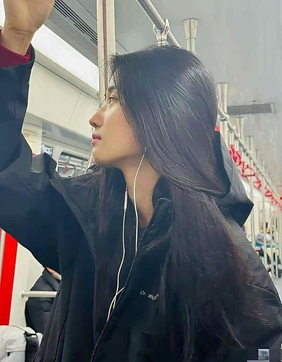 地铁上看到的大美女，真的比刘亦菲还漂亮。​​​