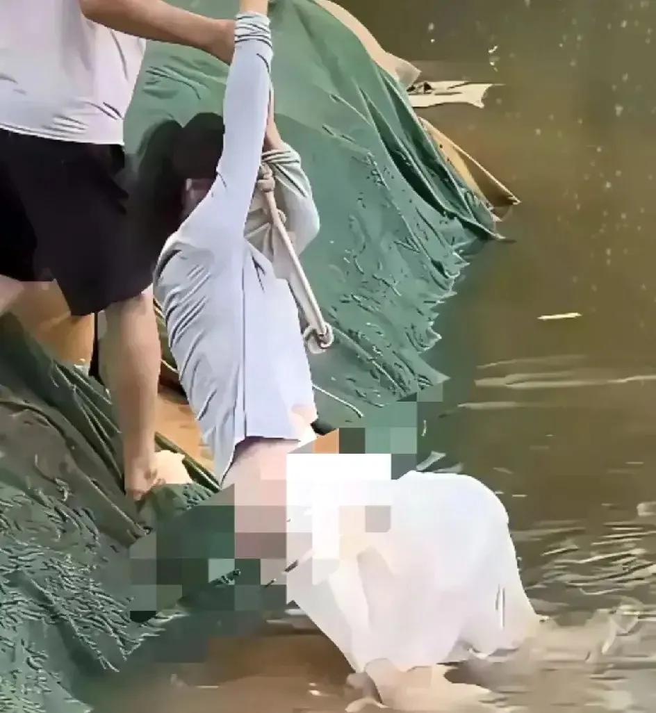 隐私重要还是命重要？发生在某市的一起落水事件中，一女孩不幸落水，被路过的一名男子