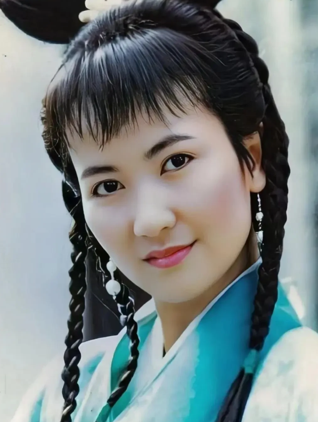 看到一段陈美琪的采访她说了一句很戳心的话：“到内地来每个人都叫我‘小青’”。