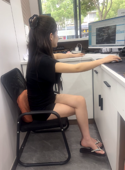 同事拍的让我看看我的头是有多大[裂开][裂开][裂开]