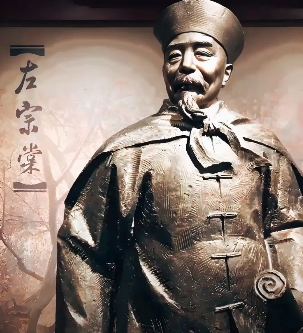 1876年，64岁高龄的左宗棠打到新疆敌占区时，突然有100多个衣着破烂的清朝官