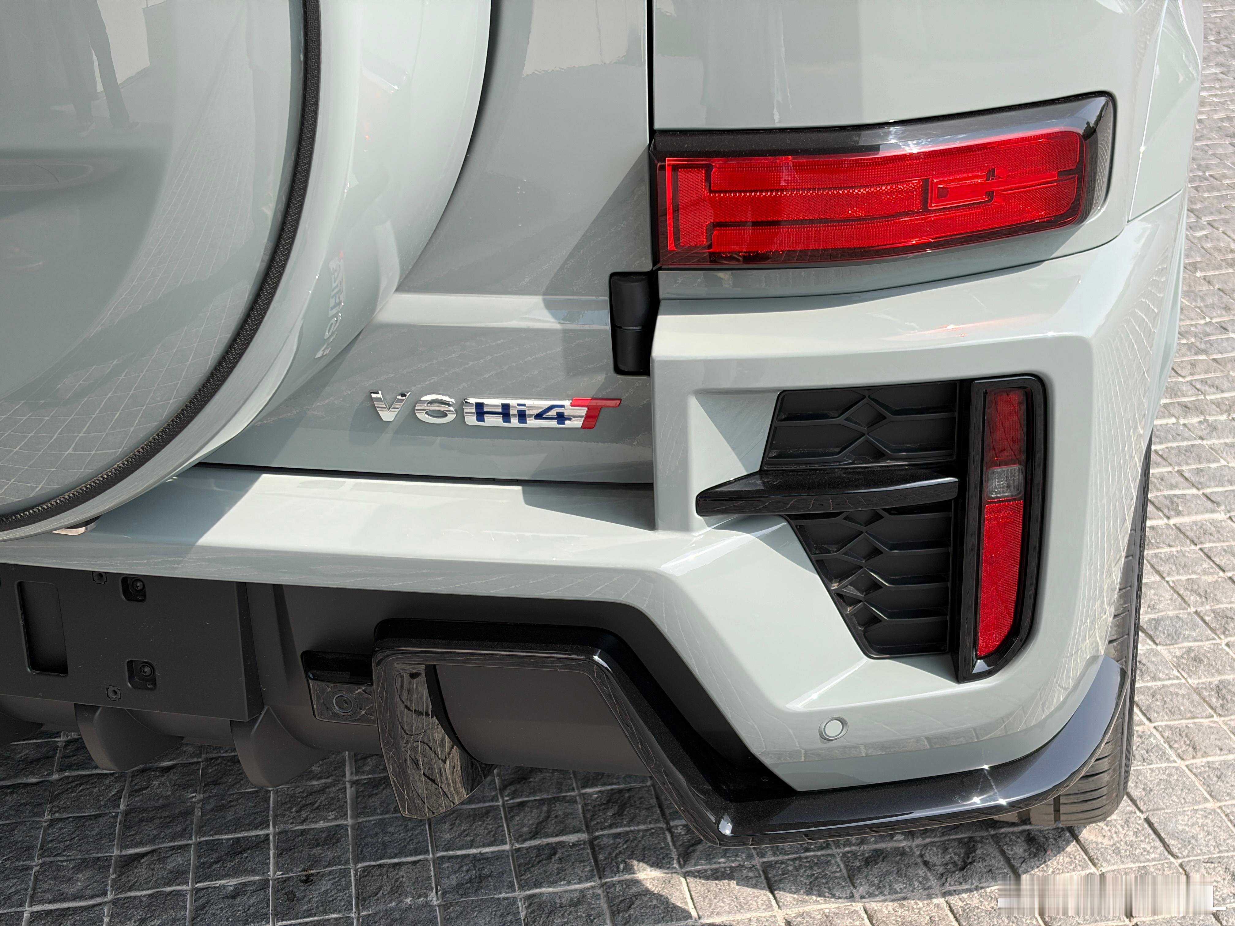 不行，我要把坦克700换成这个颜色。越看越内敛，越看越高级。