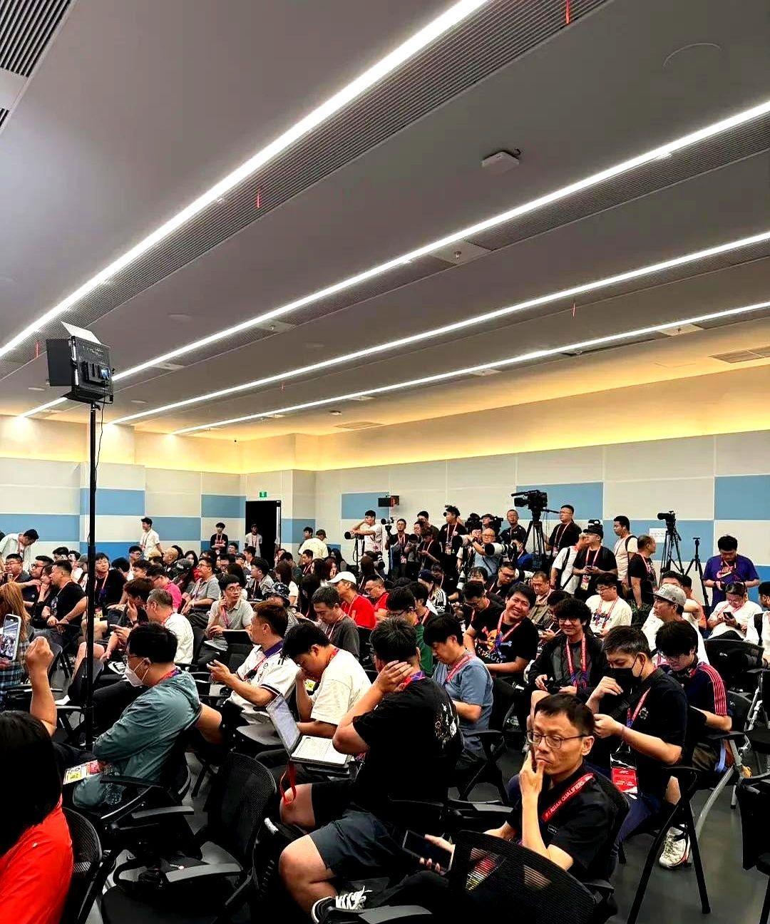 国足对阵巴林赛前发布会，这么多记者到场可能都失望了。有记者直接抛出敏感问题：“