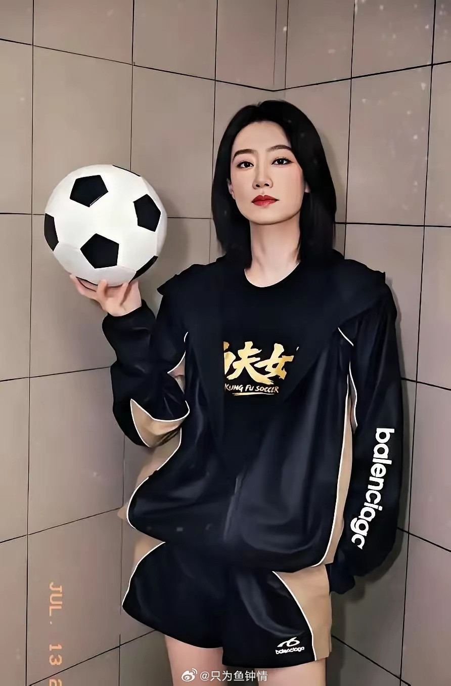 都说张小斐演《功夫女足》是零片酬，一分钱没拿，其实这账算错了，她赚大了上映不到两