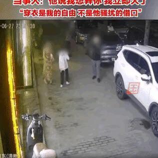 2025年6月27日陕西，一位母亲带着自家小孩下班往家走，两个人走在人行道上面，