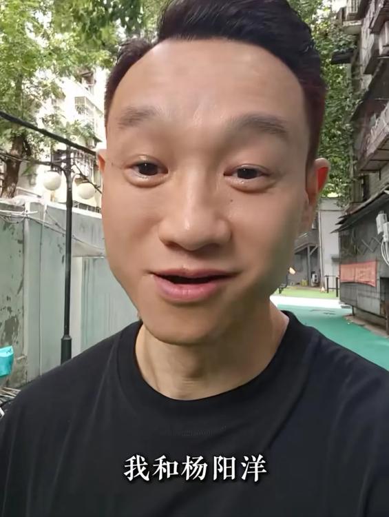 杨威：“暑假我们全家去了韩国旅游，我和杨洋阳买了一堆衣服鞋子，但我老婆一件新衣服